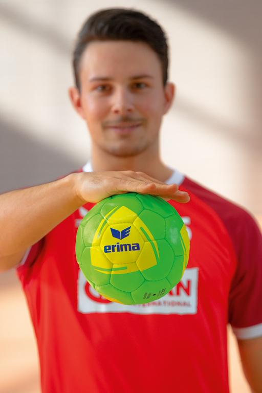 Handball Harz entfernen von Kleidung und Hallenboden