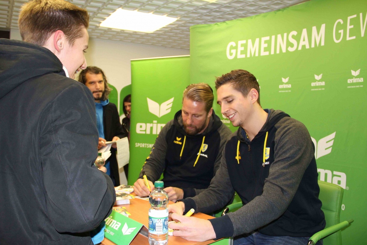 Handballstars bei ERIMA: Oliver Roggisch und Marius Steinhauser besuchen Vereinsabend