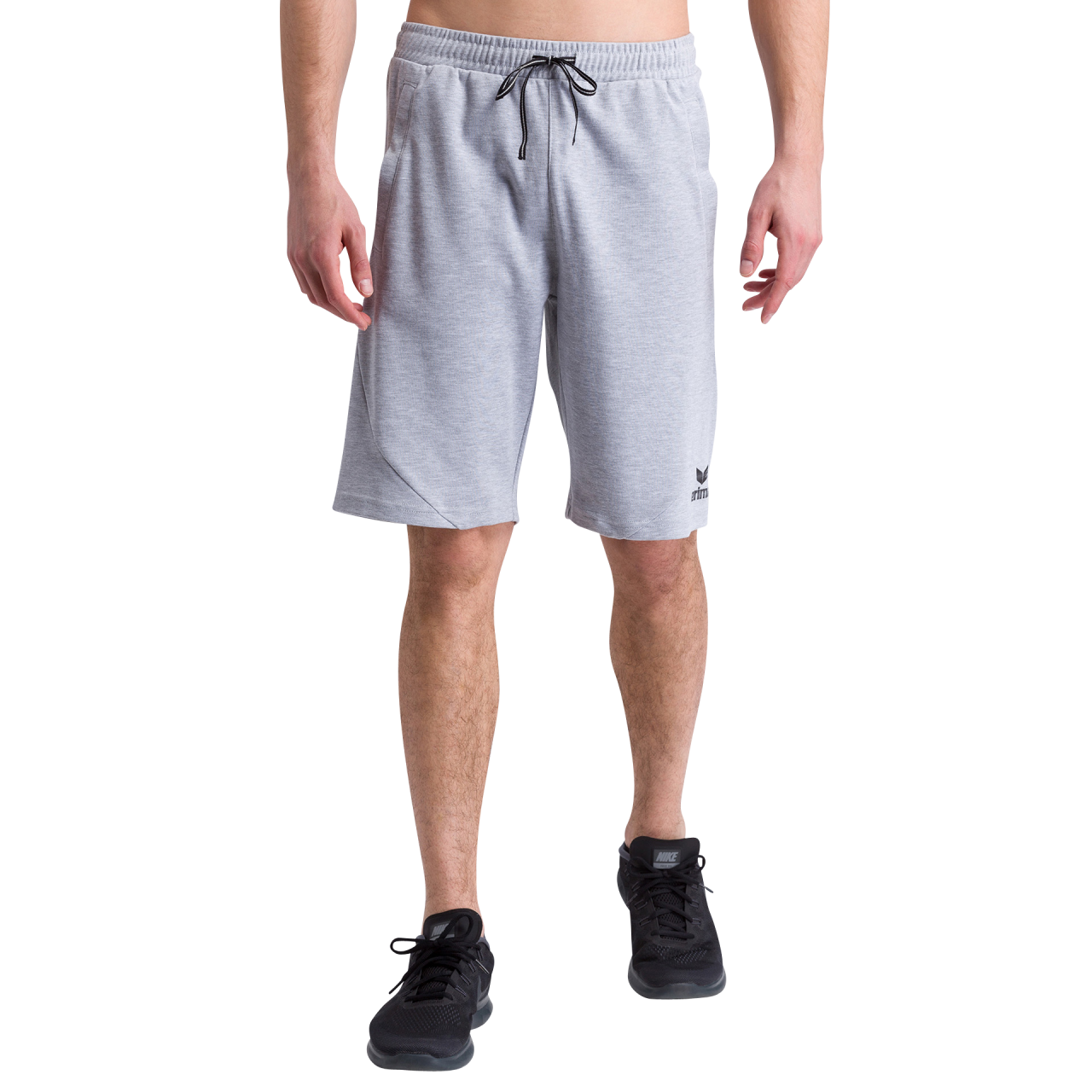 ERIMA Essential Sweatshorts – hellgrau melange/schwarz (Am Modell)